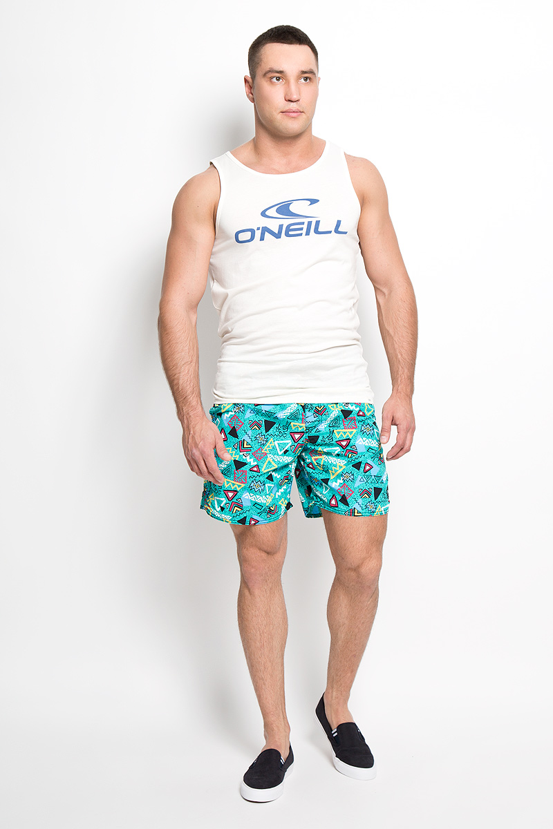 Шорты603222-6900 Шорты603222-6900Мужские летние шорты ONeill станут отличным дополнением к вашему спортивному гардеробу. Они выполнены из полиамида и имеют подкладку из полиэстера, благодаря чему удобно сидят, обладают высокой износостойкостью, быстро сохнут и превосходно отводят влагу от тела, оставляя кожу сухой. Модель дополнена широкой эластичной резинкой на поясе. Объем талии регулируется при помощи шнурка-кулиски в поясе. Шорты дополнены двумя втачными карманами на липучках спереди и одним накладным карманом сзади, закрывающимся на клапан с кнопкой и липучкой. Шорты оформлены оригинальным геометрическим принтом и украшены имитацией ширинки. Изделие оснащено сетчатой несъемной вставкой в виде трусов-слипов. Эти модные свободные шорты идеально подойдут для повседневной носки, а также бега, фитнеса и других спортивных упражнений. В них вы всегда будете чувствовать себя уверенно и комфортно.