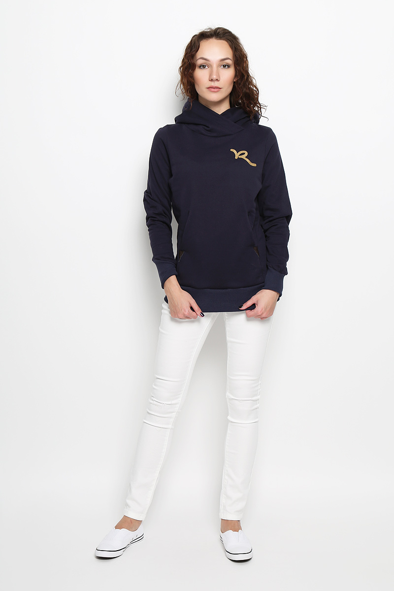 ХудиR031502 ХудиR031502Женское худи Rocawear, изготовленное из натурального хлопка, не сковывает движения, обладает хорошей гигроскопичностью и позволяет коже дышать. Лицевая сторона изделия гладкая, изнаночная - с мягким начесом, что обеспечивает сохранность тепла и защищает от непогоды. Модель приталенного кроя с капюшоном и длинными рукавами незаменима как для занятия спортом, так и для повседневной носки. Низ рукавов и нижняя часть изделия дополнены эластичными резинками. Спереди предусмотрен два вместительный карман кенгуру. На груди худи оформлено принтом в виде логотипа бренда. Такая модель станет стильным дополнением к вашему гардеробу и подарит вам комфорт в течение всего дня!