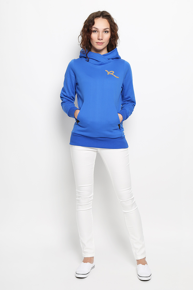 ХудиR031502 ХудиR031502Женское худи Rocawear, изготовленное из натурального хлопка, не сковывает движения, обладает хорошей гигроскопичностью и позволяет коже дышать. Лицевая сторона изделия гладкая, изнаночная - с мягким начесом, что обеспечивает сохранность тепла и защищает от непогоды. Модель приталенного кроя с капюшоном и длинными рукавами незаменима как для занятия спортом, так и для повседневной носки. Низ рукавов и нижняя часть изделия дополнены эластичными резинками. Спереди предусмотрен два вместительный карман кенгуру. На груди худи оформлено принтом в виде логотипа бренда. Такая модель станет стильным дополнением к вашему гардеробу и подарит вам комфорт в течение всего дня!