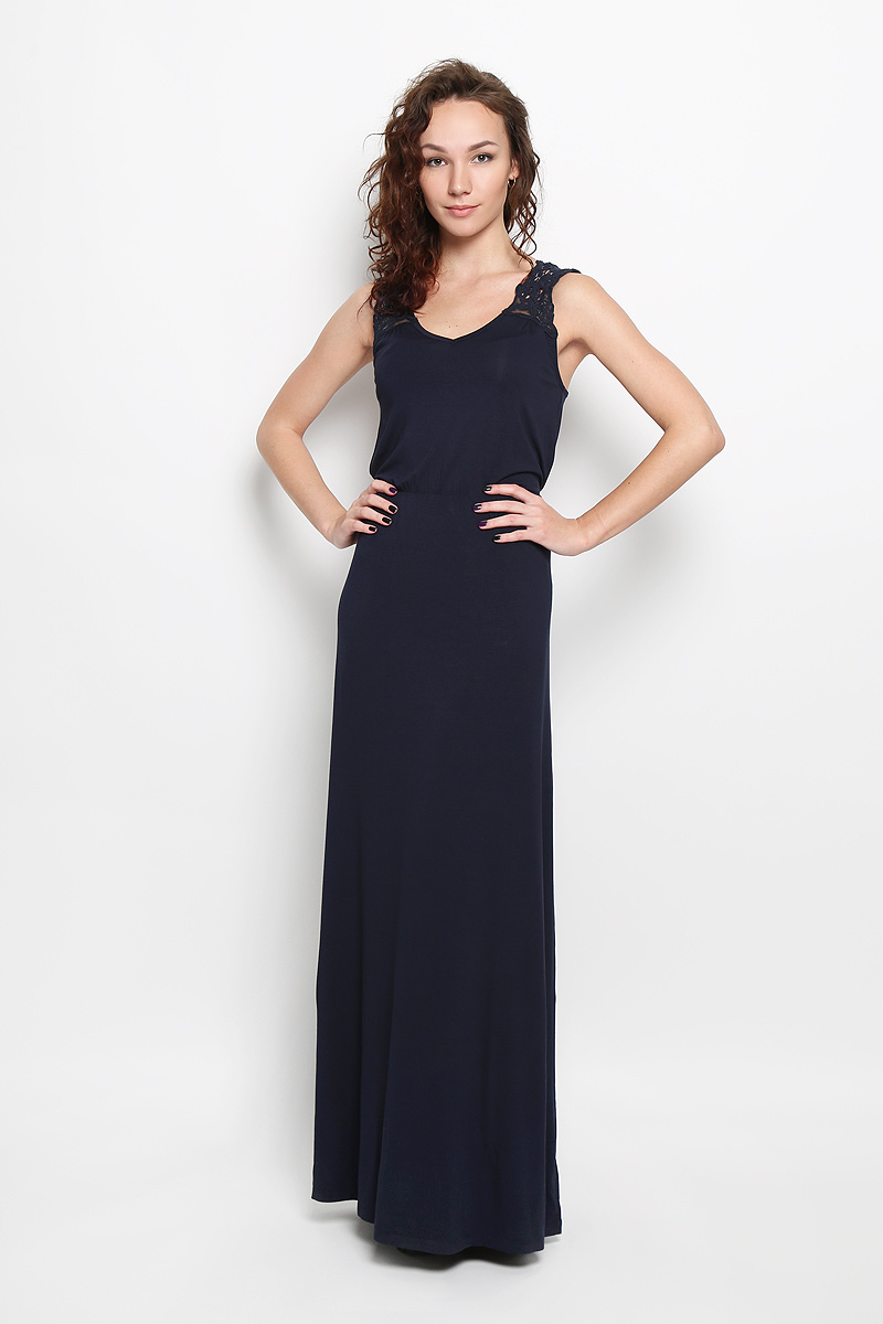 Платье Casual. Dksl-117/749-6226Dksl-117/749-6226 Платье Casual. Dksl-117/749-6226Dksl-117/749-6226Модное платье Sela Casual, изготовленное из мягкой эластичной вискозы, поможет создать привлекательный образ. Материал изделия тактильно приятный, хорошо вентилируется. Модель-макси с V-образным вырезом горловины дополнена завязками на спинке. Верх платья изготовлен из кружевной ткани. Линию талии подчеркивают эластичная резинка и узкий текстильный пояс в виде косички с двумя бусинами. Стильный дизайн и расцветка подчеркнут вашу индивидуальность!