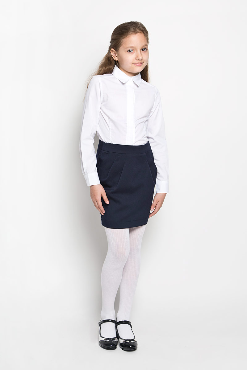 Юбка64417_OLG Юбка64417_OLGСтильная юбка для девочки Orby School идеально подойдет для школы и повседневной носки. Изготовленная из полиэстера и вискозы с добавлением эластана, она необычайно мягкая и приятная на ощупь, не сковывает движения и позволяет коже дышать, не раздражает даже самую нежную и чувствительную кожу ребенка, обеспечивая наибольший комфорт. Материал не скатывается и легко гладиться. Юбка-миди застегивается сзади на потайную застежку-молнию и имеет в поясе скрытую эластичную резинку на пуговицах, с помощью которой можно изделие подгонять по фигуре. Спереди модель дополнена оригинальными складками, а сзади небольшой шлицей. Такая юбка станет отличным дополнением к гардеробу вашей девочки. В ней она всегда будет чувствовать себя уверенно и удобно.