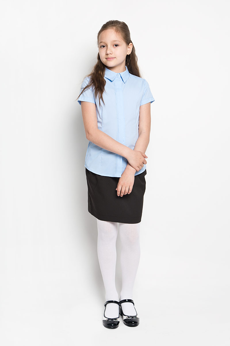 Блузка64165_OLG Блузка64165_OLGЭлегантная блузка для девочки Orby School идеально подойдет для школы. Изготовленная из полиэстера с добавлением хлопка, она необычайно мягкая, легкая и приятная на ощупь, не сковывает движения и позволяет коже дышать, не раздражает даже самую нежную и чувствительную кожу ребенка, обеспечивая наибольший комфорт. Блузка приталенного силуэта с отложным воротником и короткими рукавами застегивается на пуговицы скрытые под планкой. Такая блузка - незаменимая вещь для школьной формы, отлично сочетается с юбками, брюками и сарафанами. Эта модель всегда выглядит великолепно!
