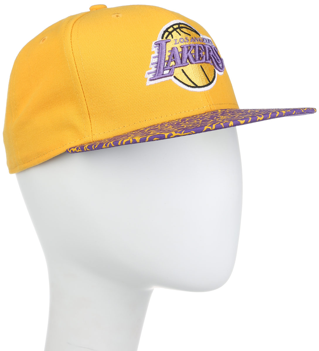 Бейсболка11210295-TEAM Бейсболка11210295-TEAMСтильная бейсболка New Era Los Angeles Lakers, выполненная из высококачественных материалов, идеально подойдет для прогулок, занятий спортом и отдыха. Изделие оформлено объемным вышитым логотипом знаменитой бейсбольной команды и логотипом производителя. Ничто не говорит о настоящем любителе путешествий больше, чем любимая кепка. Эта модель станет отличным аксессуаром и дополнит ваш повседневный образ.