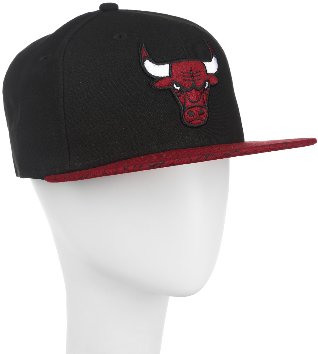Бейсболка11210296-BLK Бейсболка11210296-BLKСтильная бейсболка New Era Chicago Bulls, выполненная из высококачественных материалов, идеально подойдет для прогулок, занятий спортом и отдыха. Изделие оформлено объемным вышитым логотипом знаменитой бейсбольной команды и логотипом производителя. Ничто не говорит о настоящем любителе путешествий больше, чем любимая кепка. Эта модель станет отличным аксессуаром и дополнит ваш повседневный образ.