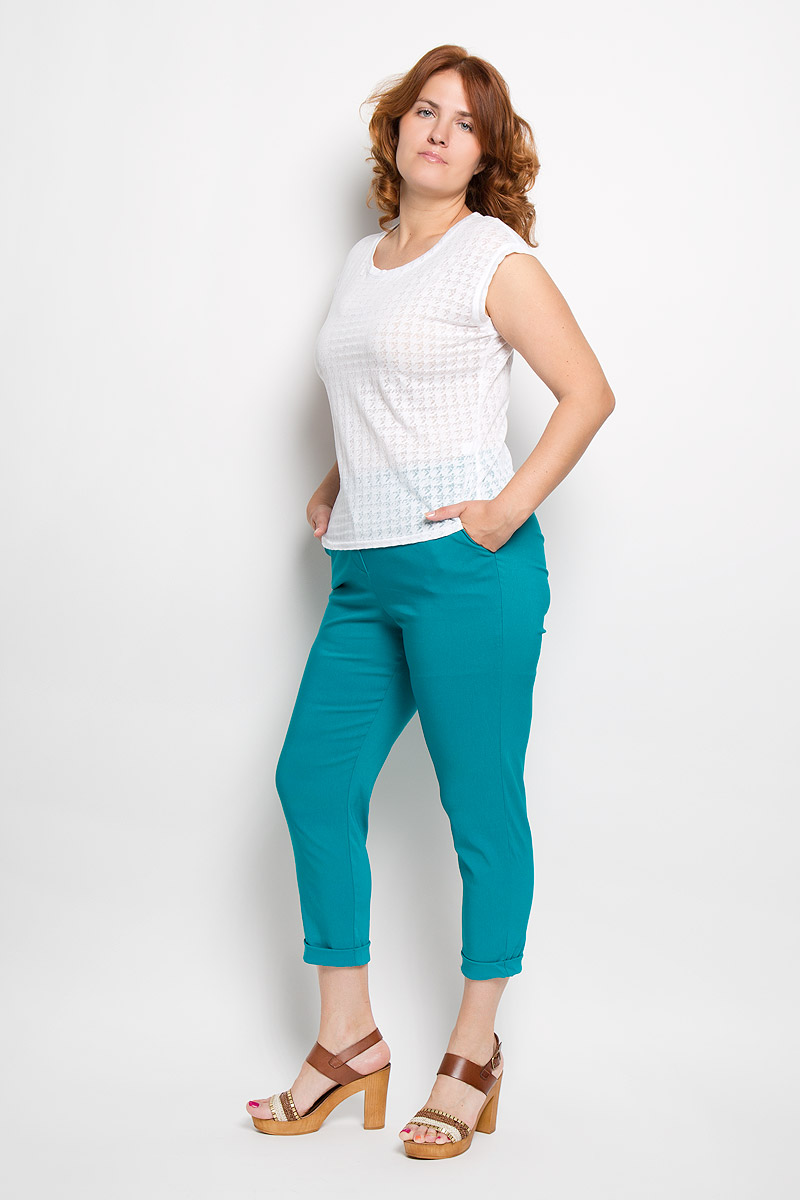 Бриджи/капри15-05-08 Бриджи/капри15-05-08Женские капри Milana Style, выполненные из хлопка с добавлением эластана, прекрасно дополнят ваш образ. Материал легкий, мягкий и приятный на ощупь, не сковывает движения, позволяет коже дышать. Капри стандартной посадки на поясе застегиваются на пуговицу и имеют ширинку на застежке-молнии. Спереди расположены два втачных кармана. Нижняя часть штанин дополнена декоративными отворотами. Такая модель будет дарить вам комфорт в течение всего дня и станет отличным дополнением к вашему гардеробу.