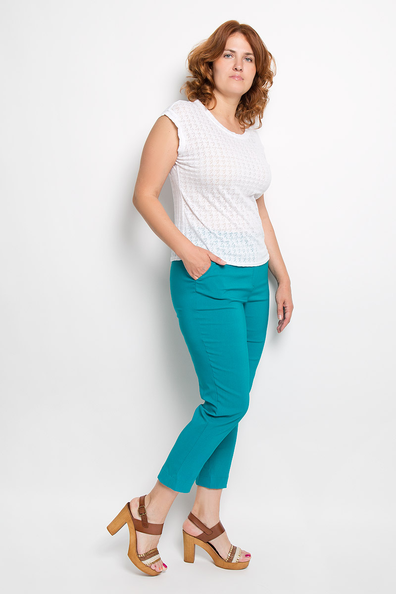 Брюки15-05-09 Брюки15-05-09Женские брюки Milana Style, выполненные из хлопка с добавлением эластана, прекрасно дополнят ваш образ. Материал легкий, мягкий и приятный на ощупь, не сковывает движения, позволяет коже дышать. Укороченные брюки-slim стандартной посадки на поясе застегиваются на пуговицу и имеют ширинку на застежке-молнии. Спереди расположены два втачных кармана. Такая модель брюк будет дарить вам комфорт в течение всего дня и станет отличным дополнением к вашему гардеробу.