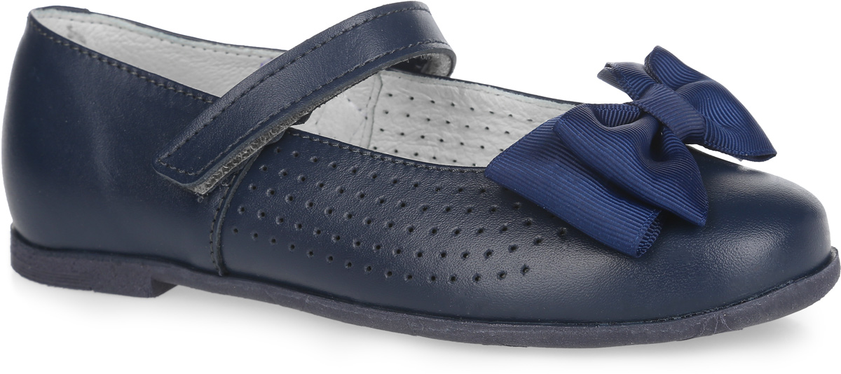 Туфли для девочки. 532109-22532109-22 Туфли для девочки. 532109-22532109-22Прелестные туфли от Котофей очаруют вашу девочку с первого взгляда! Модель выполнена из натуральной кожи. Мысок оформлен текстильным бантиком. Перфорация по бокам позволяет ногам дышать. Ремешок с застежкой-липучкой надежно зафиксирует ножку ребенка. Внутренняя поверхность из натуральной кожи не натирает. Стелька из материала ЭВА с поверхностью из натуральной кожи дополнена супинатором с перфорацией, который обеспечивает правильное положение стопы ребенка при ходьбе и предотвращает плоскостопие. Рифленая поверхность подошвы обеспечивает отличное сцепление с любой поверхностью. Стильные туфли - незаменимая вещь в гардеробе каждой девочки!