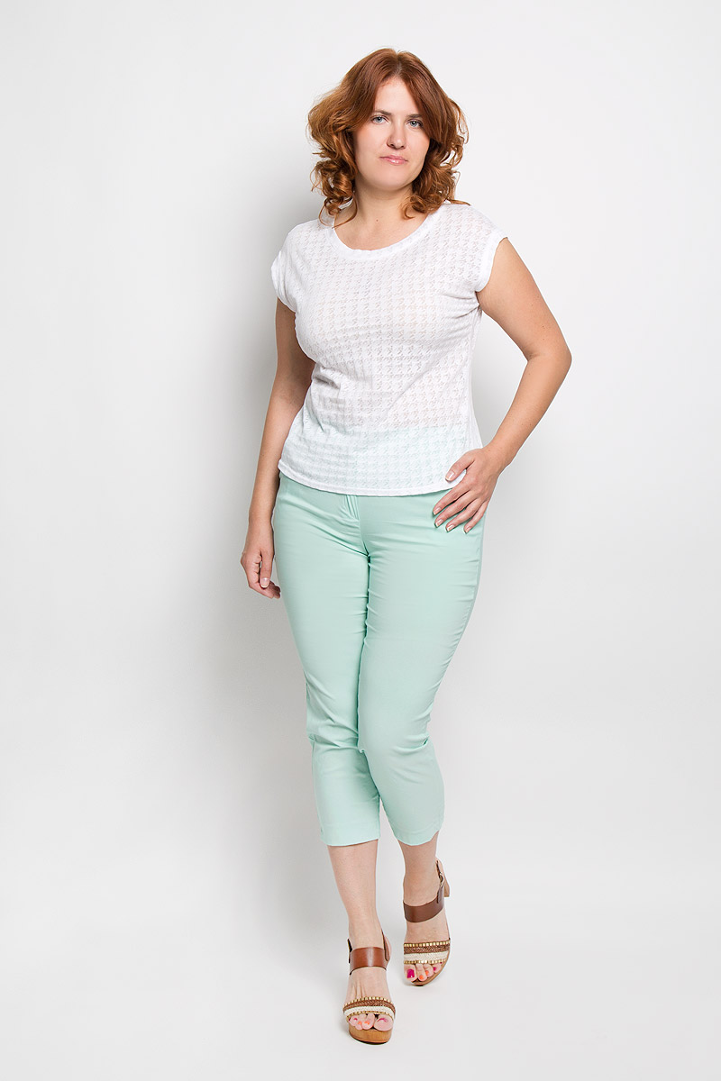Брюки15-05-09 Брюки15-05-09Женские брюки Milana Style, выполненные из хлопка с добавлением эластана, прекрасно дополнят ваш образ. Материал легкий, мягкий и приятный на ощупь, не сковывает движения, позволяет коже дышать. Укороченные брюки-slim стандартной посадки на поясе застегиваются на пуговицу и имеют ширинку на застежке-молнии. Спереди расположены два втачных кармана. Такая модель брюк будет дарить вам комфорт в течение всего дня и станет отличным дополнением к вашему гардеробу.