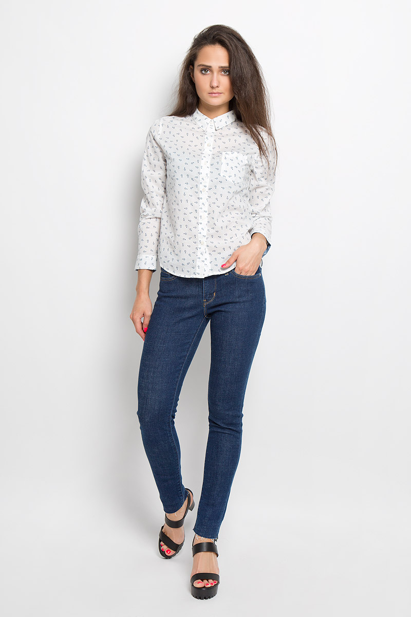 Рубашка2275100010 Рубашка2275100010Стильная женская рубашка Levis®, выполненная из натурального хлопка, прекрасно подойдет для повседневной носки. Материал очень мягкий и приятный на ощупь, не сковывает движения и позволяет коже дышать. Рубашка с отложным воротником и длинными рукавами застегивается на пуговицы по всей длине. Низ рукавов обработан манжетами на пуговицах. Спереди модель дополнена небольшим накладным кармашком, а сзади небольшой складкой и декоративной петлей. Модель оформлена оригинальным рисунком. Такая рубашка будет дарить вам комфорт в течение всего дня и станет модным дополнением к вашему гардеробу.