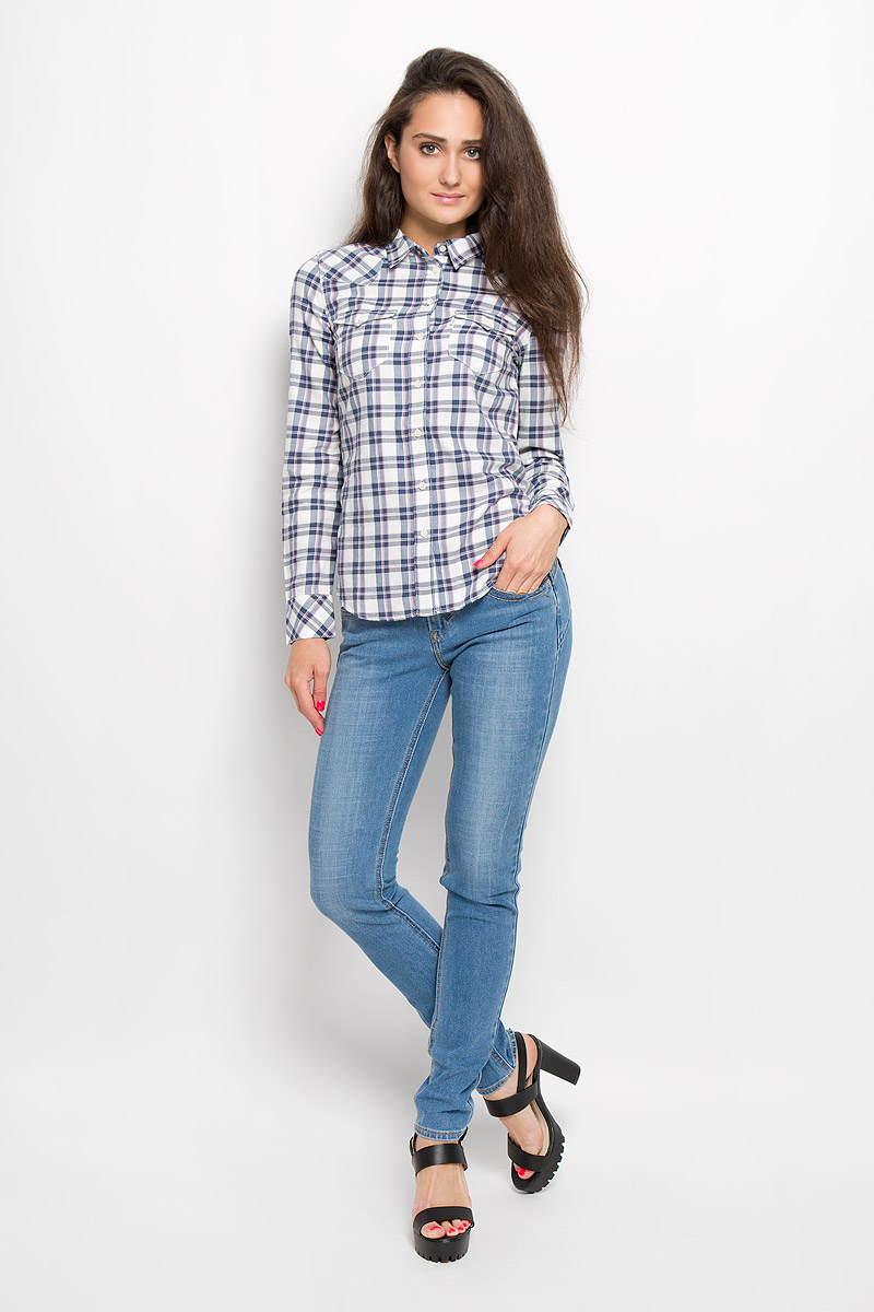 Рубашка1726900280 Рубашка1726900280Стильная женская рубашка Levis® в стиле Western shirt, выполненная из хлопка и вискозы, прекрасно подойдет для повседневной носки. Материал очень мягкий и приятный на ощупь, не сковывает движения и позволяет коже дышать. Рубашка с отложным воротником и длинными рукавами застегивается на пуговицы по всей длине. Низ рукавов обработан манжетами, которые застегиваются на пуговицы. Спереди модель дополнена двумя накладными карманами с клапанами на пуговицах. Модель оформлена принтом в клетку. Такая рубашка будет дарить вам комфорт в течение всего дня и станет модным дополнением к вашему гардеробу.