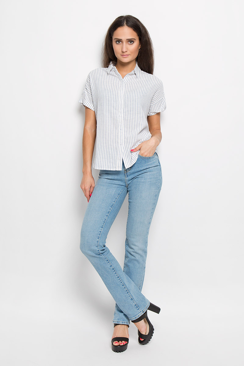 Рубашка2351800000 Рубашка2351800000Стильная женская рубашка Levis®, выполненная из льна с добавлением вискозы, прекрасно подойдет для повседневной носки. Материал очень мягкий и приятный на ощупь, не сковывает движения и позволяет коже дышать. Рубашка с отложным воротником и короткими рукавами-кимоно застегивается на пуговицы частично скрытые планкой. Спинка немного удлинена. Спинка немного удлинена. Модель оформлена принтом в полоску. Такая рубашка будет дарить вам комфорт в течение всего дня и станет модным дополнением к вашему гардеробу.