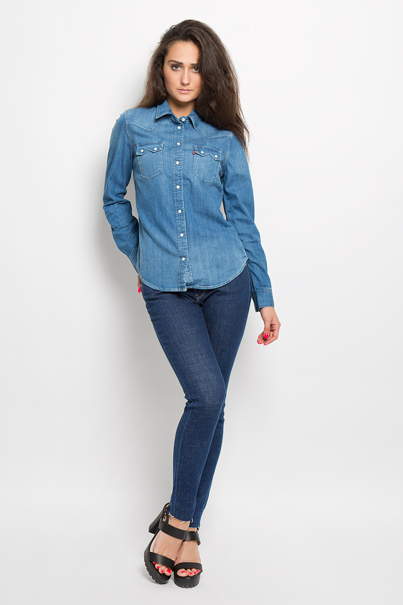 Рубашка1727900050 Рубашка1727900050Стильная женская рубашка Levis®, выполненная из натурального хлопка, прекрасно подойдет для повседневной носки. Материал очень мягкий и приятный на ощупь, не сковывает движения и позволяет коже дышать. Рубашка в стиле Western с отложным воротником и длинными рукавами застегивается на кнопки по всей длине. Низ рукавов обработан манжетами на кнопках. Спереди модель дополнена накладными карманами с оригинальными клапанами на кнопках. Такая рубашка будет дарить вам комфорт в течение всего дня и станет модным дополнением к вашему гардеробу.