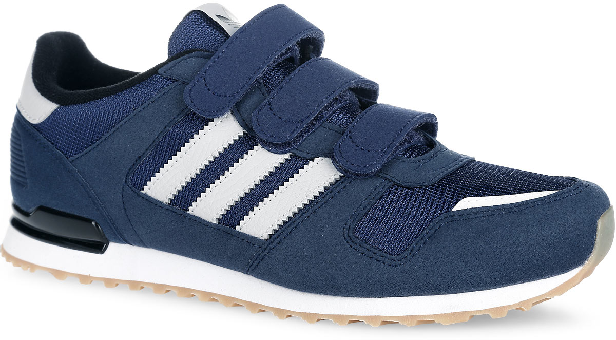 КроссовкиAQ2766 КроссовкиAQ2766Стильные кроссовки ZX 700 CF от adidas Originals придутся по душе вашему мальчику. Верх, выполненный из текстиля и искусственной замши, дополнен вставками и полосками по бокам из искусственной кожи. Язычок оформлен фирменной нашивкой, на заднике - фирменным логотипом. Ремешки с застежками-липучками надежно фиксируют модель на ноге. Подкладка из текстиля не натирает. Амортизирующая дышащая стелька OrthoLite из материала ЭВА с текстильной поверхностью, благодаря специальному составу, препятствует распространению бактерий, вызывающих запах. Литая промежуточная подошва из легкого материала ЭВА обеспечивает оптимальную амортизацию. Резиновая подошва с протектором гарантирует идеальное сцепление с любыми поверхностями. В таких кроссовках ногам вашего ребенка будет комфортно и уютно.