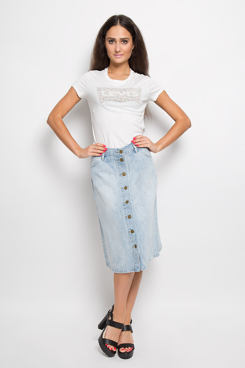 Юбка. 23603000102360300010 Юбка. 23603000102360300010Эффектная юбка Levis® выполнена из натурального хлопка, она обеспечит вам комфорт и удобство при носке. Юбка-миди застегивается спереди на металлические пуговицы. Модель дополнена двумя втачными карманами спереди и двумя накладными карманами сзади, на поясе имеются шлевки для ремня. Модная юбка трапециевидного кроя выгодно освежит и разнообразит ваш гардероб. Создайте женственный образ и подчеркните свою яркую индивидуальность!