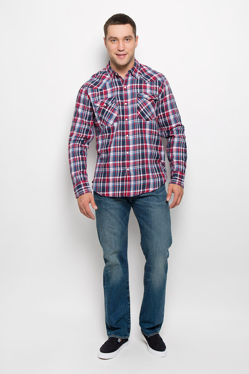 Рубашка6581601670 Рубашка6581601670Мужская рубашка Levis® прекрасно подойдет для повседневной носки. Изделие выполнено из натурального хлопка, необычайно мягкое и приятное на ощупь, не сковывает движения и хорошо пропускает воздух. Рубашка с отложным воротником и длинными рукавами застегивается спереди на кнопки и одну пуговицу. Модель отличается оригинальными ковбойскими элементами дизайна на передней и задней кокетках, оснащена нагрудными карманами с клапанами на кнопках. Манжеты рукавов также дополнены застежками-кнопками. Изделие оформлено принтом в клетку. Такая рубашка будет дарить вам комфорт в течение всего дня и станет стильным дополнением к вашему гардеробу.