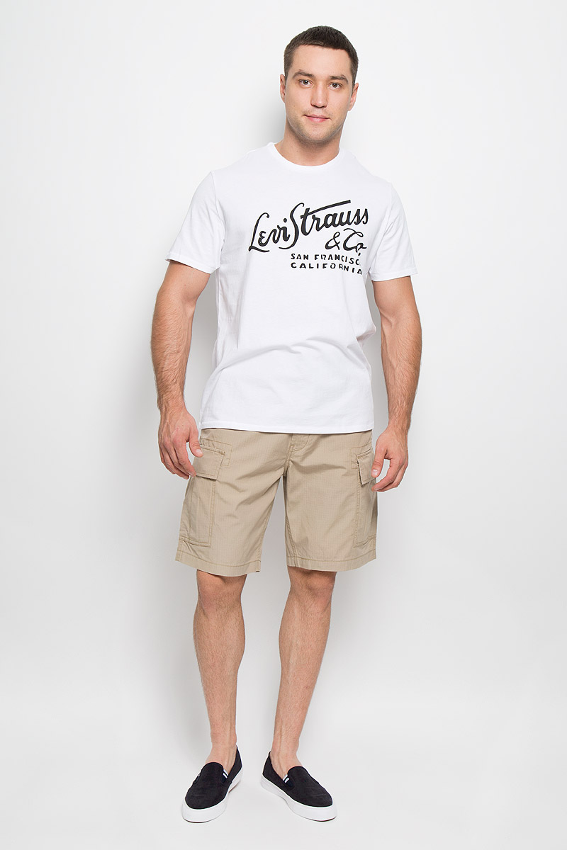 Футболка1778301090 Футболка1778301090Мужская футболка Levis®, выполненная из натурального хлопка, идеально подойдет для повседневной носки. Материал изделия легкий, мягкий и приятный на ощупь, не сковывает движения и позволяет коже дышать. Футболка с короткими рукавами имеет круглый вырез горловины, дополненный трикотажной резинкой. Модель оформлена принтовыми надписями. Модный дизайн делает эту футболку стильным предметом мужской одежды. Она поможет создать отличный современный образ.