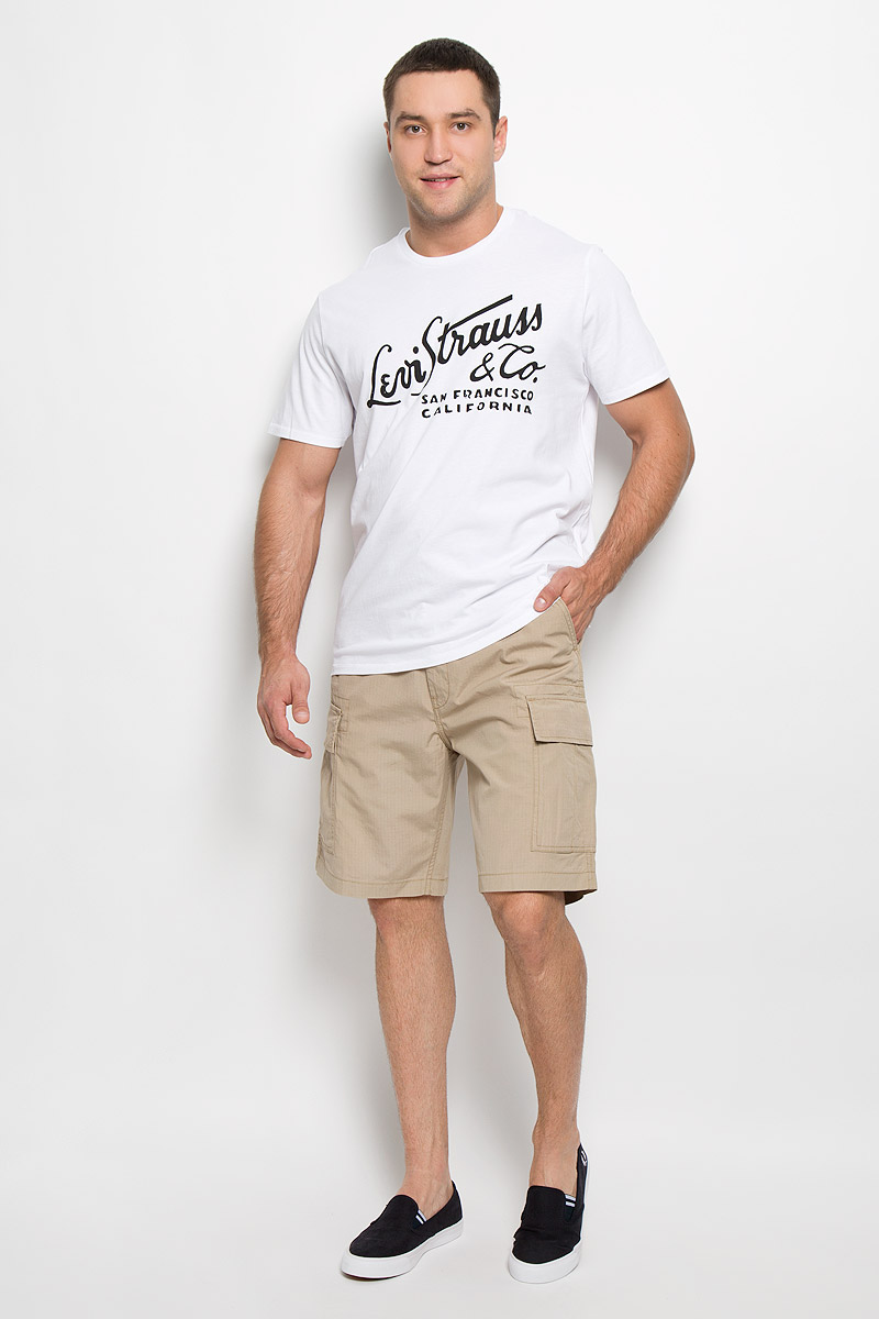 Шорты2325100090 Шорты2325100090Стильные мужские шорты Levis® станут отличным дополнением к вашему гардеробу. Изготовленные из натурального хлопка, они мягкие и приятные на ощупь, не сковывают движения и позволяют коже дышать. Шорты стандартной посадки застегиваются на пуговицу по поясу и имеют ширинку на застежке-молнии, а также шлевки для ремня. Модель спереди дополнена двумя втачными карманами со скошенными краями, по бокам двумя накладными карманами с клапанами на кнопках, а сзади двумя прорезными карманами с клапанами на пуговицах. Современный дизайн и расцветка делают эти шорты модным предметом одежды. Это идеальный вариант для тех, кто хочет заявить о себе и своей индивидуальности и отразить в имидже собственное мировоззрение.