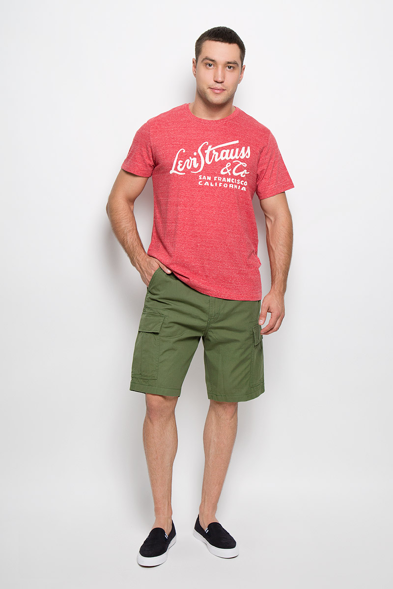 Шорты2325100090 Шорты2325100090Стильные мужские шорты Levis® станут отличным дополнением к вашему гардеробу. Изготовленные из натурального хлопка, они мягкие и приятные на ощупь, не сковывают движения и позволяют коже дышать. Шорты стандартной посадки застегиваются на пуговицу по поясу и имеют ширинку на застежке-молнии, а также шлевки для ремня. Модель спереди дополнена двумя втачными карманами со скошенными краями, по бокам двумя накладными карманами с клапанами на кнопках, а сзади двумя прорезными карманами с клапанами на пуговицах. Современный дизайн и расцветка делают эти шорты модным предметом одежды. Это идеальный вариант для тех, кто хочет заявить о себе и своей индивидуальности и отразить в имидже собственное мировоззрение.