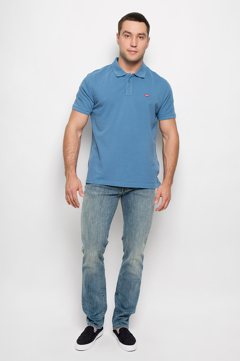 Поло2240100100 Поло2240100100Классическая мужская футболка-поло Levis® займет достойное место в вашем гардеробе. Модель изготовлена из натурального хлопка, она мягкая и приятная на ощупь, не сковывает движения и хорошо пропускает воздух. Футболка-поло с отложным воротником и короткими рукавами застегивается сверху на три пуговицы. Воротник и края рукавов выполнены из трикотажной резинки. Спинка модели удлинена, по бокам предусмотрены небольшие разрезы. Изделие украшено фирменной нашивкой. Лаконичный дизайн и совершенство стиля подчеркнут вашу индивидуальность!