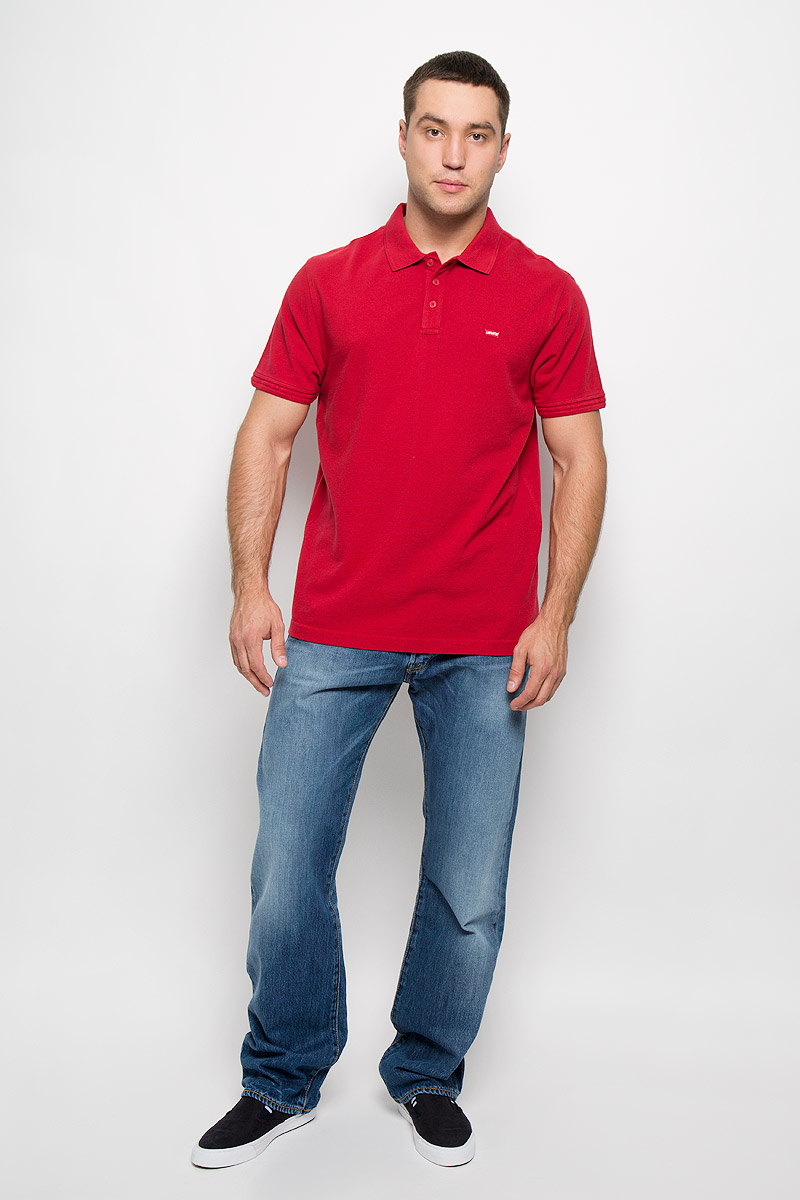Поло2240100100 Поло2240100100Классическая мужская футболка-поло Levis® займет достойное место в вашем гардеробе. Модель изготовлена из натурального хлопка, она мягкая и приятная на ощупь, не сковывает движения и хорошо пропускает воздух. Футболка-поло с отложным воротником и короткими рукавами застегивается сверху на три пуговицы. Воротник и края рукавов выполнены из трикотажной резинки. Спинка модели удлинена, по бокам предусмотрены небольшие разрезы. Изделие украшено фирменной нашивкой. Лаконичный дизайн и совершенство стиля подчеркнут вашу индивидуальность!