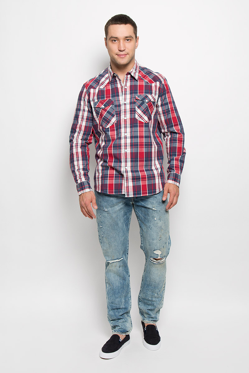 Рубашка6698600220 Рубашка6698600220Мужская рубашка Levis® в стиле Western прекрасно подойдет для повседневной носки. Изделие выполнено из мягкого натурального хлопка, тактильно приятное, не сковывает движения и хорошо пропускает воздух. Рубашка с отложным воротником и длинными рукавами застегивается спереди на кнопки и одну пуговицу. Модель отличается оригинальными ковбойскими элементами дизайна на передней и задней кокетках, оснащена нагрудными карманами с клапанами на кнопках. Манжеты рукавов также дополнены застежками-кнопками. Изделие оформлено принтом в клетку. Такая рубашка будет дарить вам комфорт в течение всего дня и станет стильным дополнением к вашему гардеробу.