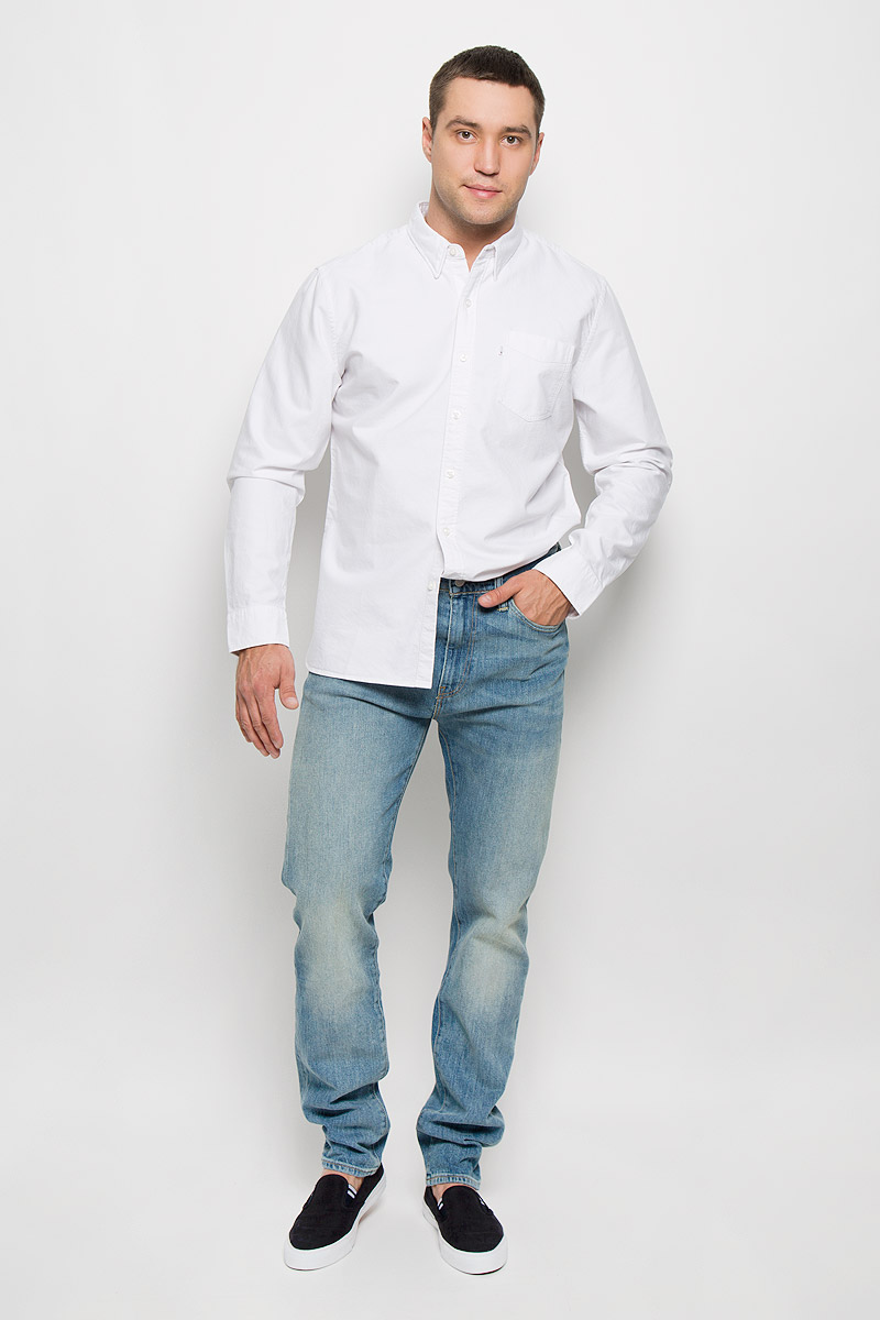 Рубашка6582401800 Рубашка6582401800Стильная мужская рубашка Levis®, выполненная из натурального хлопка, подчеркнет ваш уникальный стиль и поможет создать оригинальный образ. Такой материал великолепно пропускает воздух, обеспечивая необходимую вентиляцию, а также обладает высокой гигроскопичностью. Рубашка с длинными рукавами и отложным воротником застегивается на пуговицы спереди. Рукава модели дополнены манжетами на пуговицах. Спереди изделие дополнено небольшим накладным карманом. Классическая рубашка - превосходный вариант для базового мужского гардероба и отличное решение на каждый день. Такая рубашка будет дарить вам комфорт в течение всего дня и послужит замечательным дополнением к вашему гардеробу.