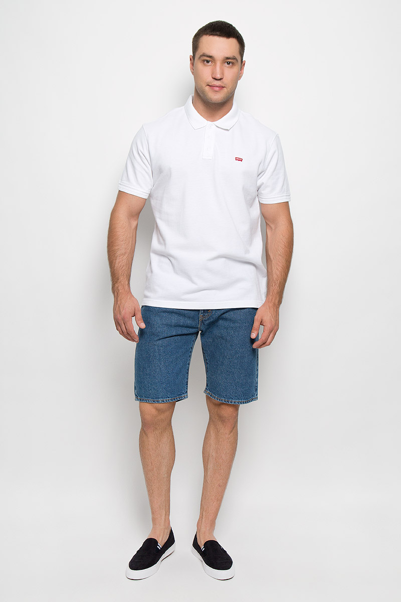 Поло2240100100 Поло2240100100Классическая мужская футболка-поло Levis® займет достойное место в вашем гардеробе. Модель изготовлена из натурального хлопка, она мягкая и приятная на ощупь, не сковывает движения и хорошо пропускает воздух. Футболка-поло с отложным воротником и короткими рукавами застегивается сверху на три пуговицы. Воротник и края рукавов выполнены из трикотажной резинки. Спинка модели удлинена, по бокам предусмотрены небольшие разрезы. Изделие украшено фирменной нашивкой. Лаконичный дизайн и совершенство стиля подчеркнут вашу индивидуальность!