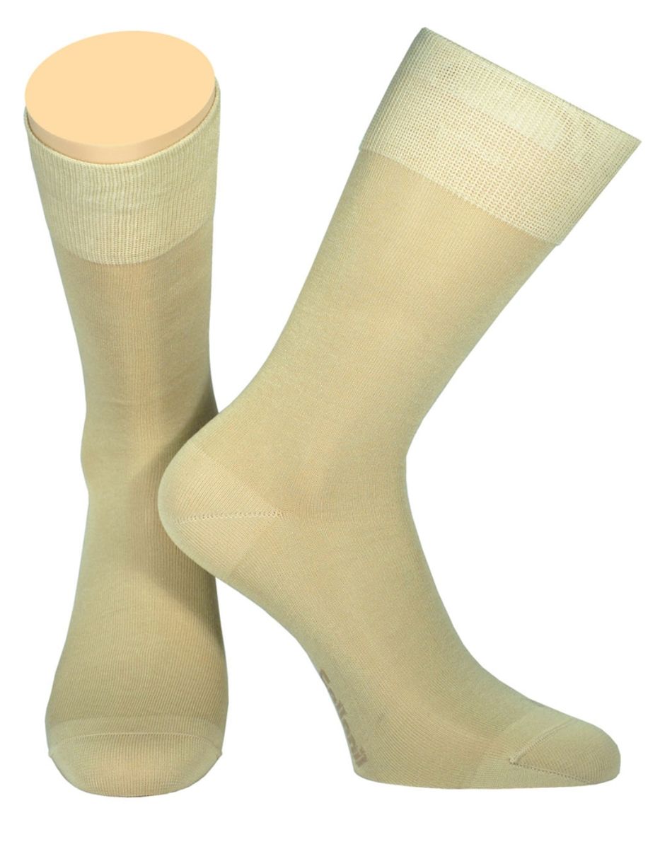 2-19/01Мужские носки Collonil изготовлены из мерсеризованного хлопка с добавлением тактеля. Носки с удлиненным паголенком. Широкая резинка не сдавливает и комфортно облегает ногу.