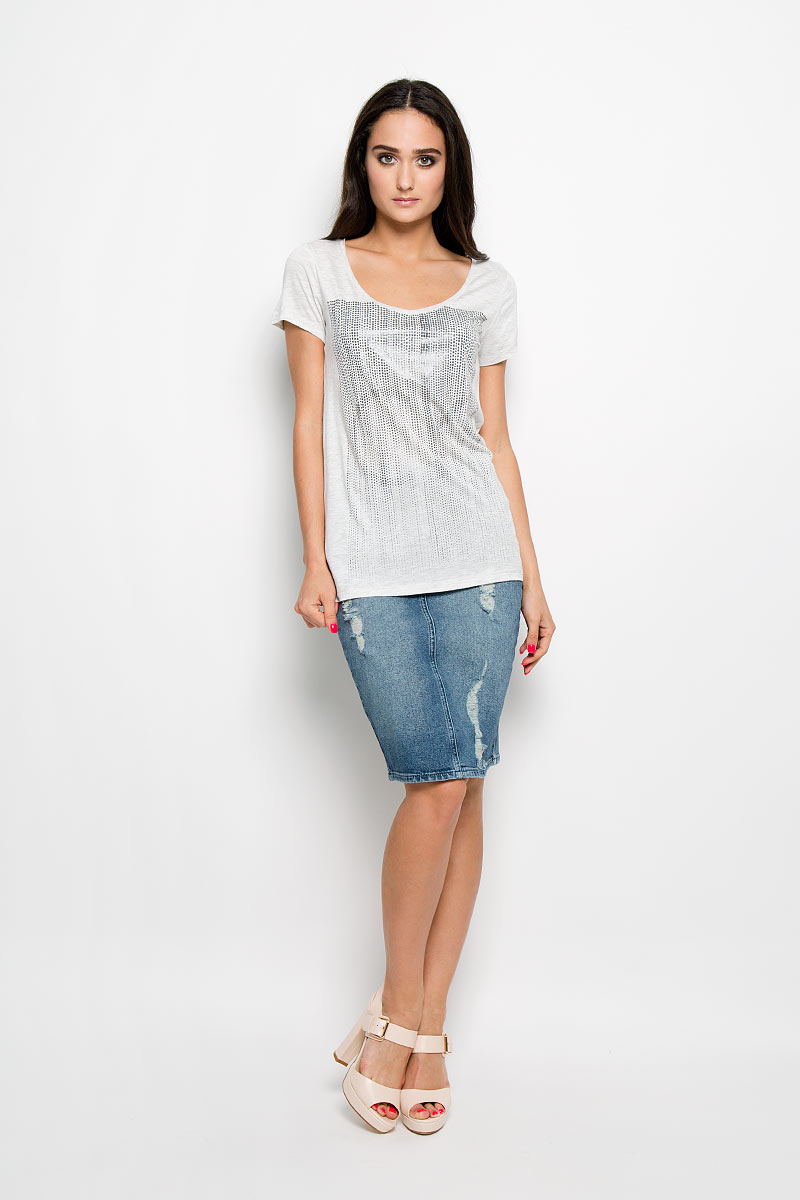 ФутболкаJ2EJ204297_1720 ФутболкаJ2EJ204297_1720Женская футболка Calvin Klein Jeans, выполненная из 100% вискозы, поможет создать отличный современный образ в стиле Casual. Футболка с V-образным вырезом горловины и короткими рукавами. Модель оформлена оригинальной термоаппликацией. Такая футболка станет стильным дополнением к вашему гардеробу, она подарит вам комфорт в течение всего дня!