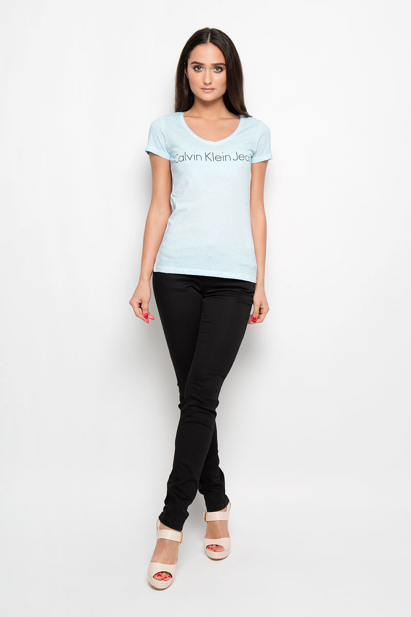 ФутболкаJ2EJ204277_0730 ФутболкаJ2EJ204277_0730Женская футболка Calvin Klein Jeans, выполненная из натурального хлопка, поможет создать отличный современный образ в стиле Casual. Футболка с V-образным вырезом горловины и короткими рукавами оформлена надписью Calvin Klein Jeans. Такая футболка станет стильным дополнением к вашему гардеробу, она подарит вам комфорт в течение всего дня!