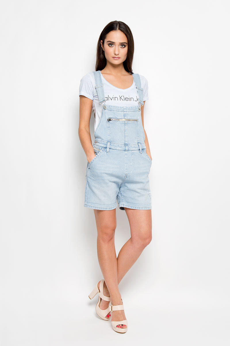 КомбинезонSS16-MCUZ-667 КомбинезонSS16-MCUZ-667Стильный женский комбинезон Calvin Klein Jeans прямого кроя, изготовленный из хлопка с добавлением эластана, приятен на ощупь, не сковывает движения и позволяет коже дышать, не раздражает даже самую нежную и чувствительную кожу, обеспечивая наибольший комфорт. Модель имеет удобную застежку - пуговицы сбоку. Изделие дополнено спереди двумя втачными карманами с косыми срезами и одним прорезным карманом на застежке-молнии, сзади двумя накладными карманами. На поясе имеются шлевки для ремня. Лямки комбинезона регулируются по длине. Комбинезон оформлен потертостями и рваным эффектом. Этот модный и в тоже время комфортный комбинезон послужит отличным дополнением к вашему гардеробу, он станет главной составляющей вашего стиля. В нем вы всегда будете чувствовать себя уютно и комфортно!