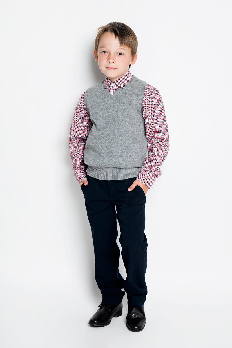 БрюкиKA15-81009J БрюкиKA15-81009JКлассические брюки для мальчика Finn Flare Kids - основа повседневного школьного гардероба. Изготовленные из высококачественного материала, они необычайно мягкие и приятные на ощупь, не сковывают движения и позволяют коже дышать, не раздражают даже самую нежную и чувствительную кожу ребенка, обеспечивая ему наибольший комфорт. Брюки прямого покроя с заутюженными стрелками на талии застегиваются на пластиковую пуговицу, а также имеют ширинку на застежке-молнии и шлевки для ремня. С внутренне стороны предусмотрена эластичная резинка на пуговицах. Спереди брюки дополнены двумя втачными карманами с косыми краями, а сзади - двумя прорезными карманами на пуговицах. Такие брюки подходят под различные варианты пиджаков, джемперов и водолазок.
