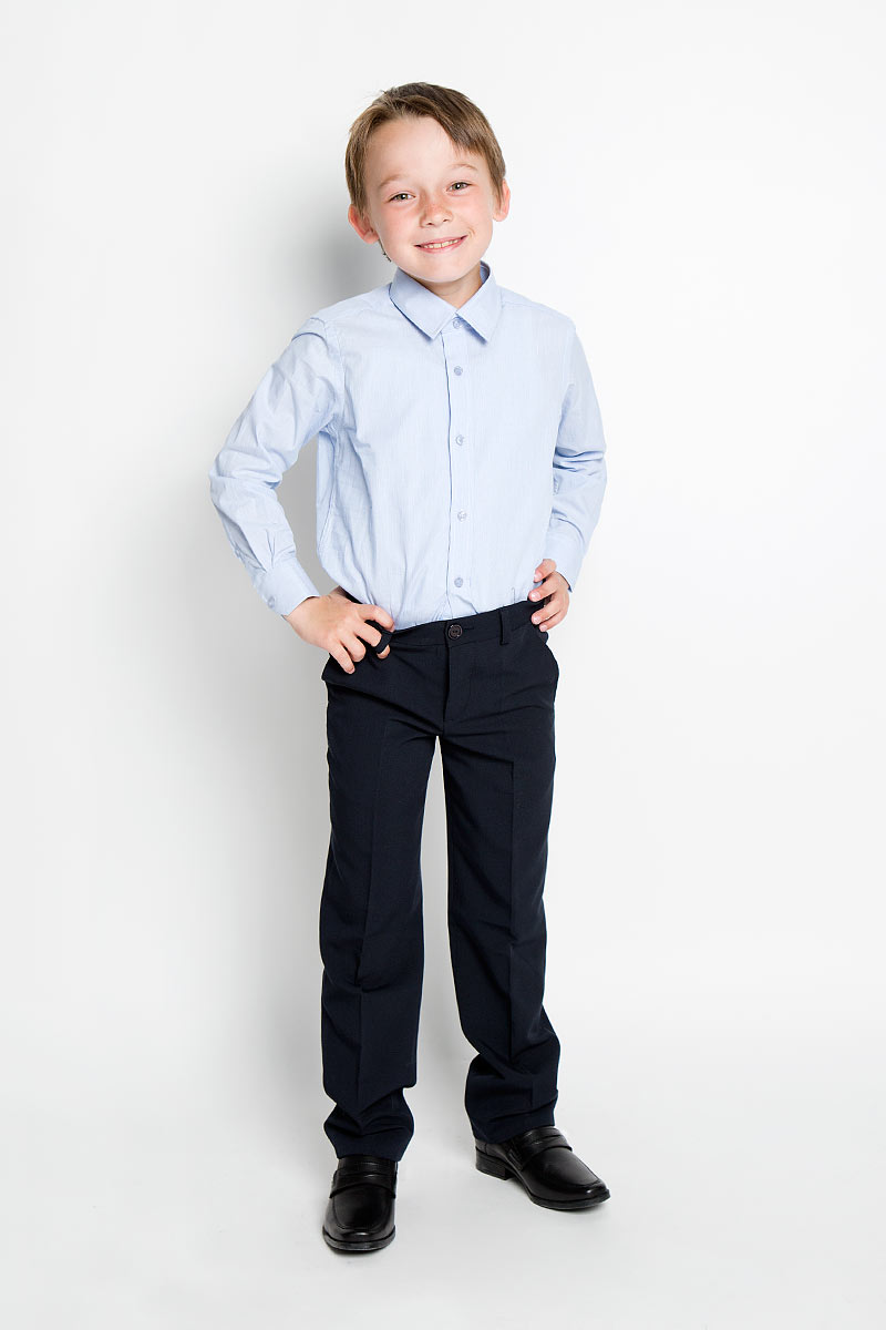 РубашкаAW15BS354A-10/AW15BS354B-10 РубашкаAW15BS354A-10/AW15BS354B-10Рубашка для мальчика Nota Bene, выполненная из натурального хлопка, отлично сочетается как с джинсами, так и с классическими брюками. Материал изделия легкий, мягкий и тактильно приятный, не сковывает движения и обладает высокими дышащими свойствами. Рубашка с длинными рукавами и отложным воротником застегивается спереди на пуговицы по всей длине. Модель имеет прямой силуэт. На манжетах также предусмотрены застежки-пуговицы. Оформлено изделие принтом в узкую полоску. Стильная рубашка станет отличным дополнением к школьному гардеробу!