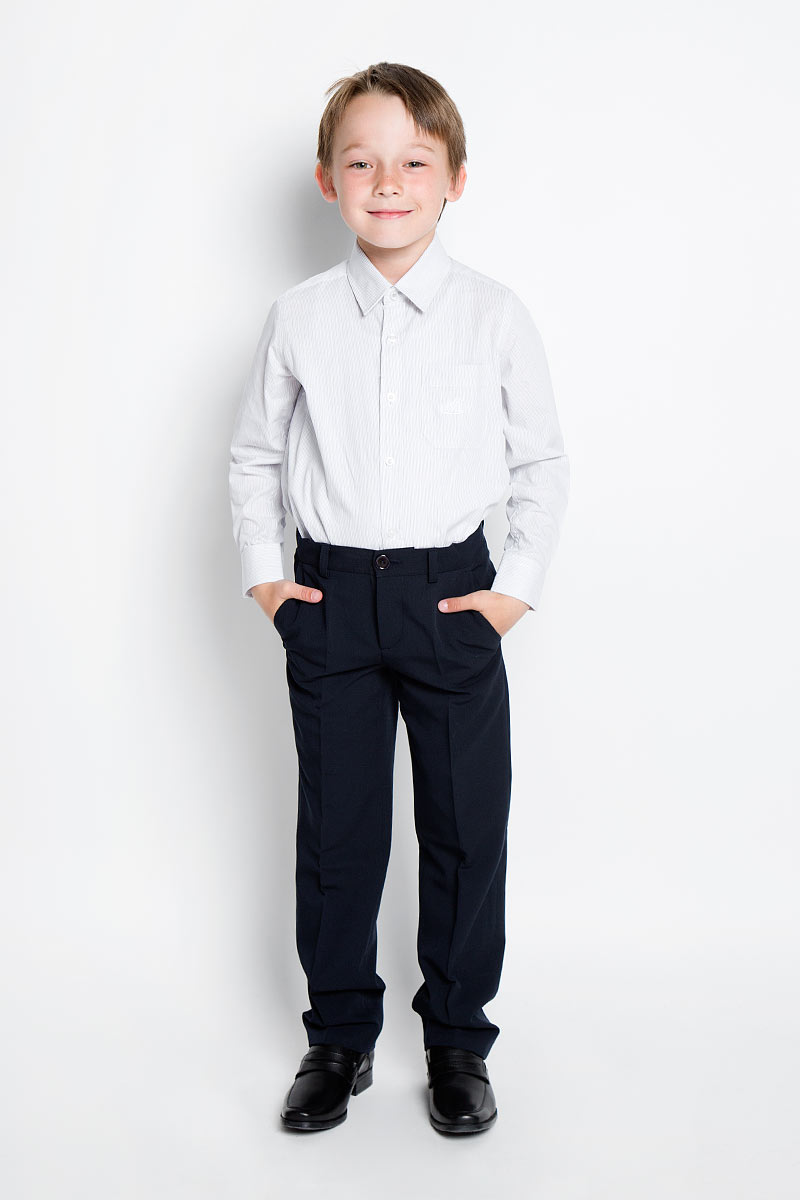 РубашкаAW15BS353A-20/AW15BS353B-20 РубашкаAW15BS353A-20/AW15BS353B-20Рубашка для мальчика Nota Bene, выполненная из натурального хлопка, отлично сочетается как с джинсами, так и с классическими брюками. Материал изделия легкий, мягкий и тактильно приятный, не сковывает движения и обладает высокими дышащими свойствами. Рубашка прямого силуэта с отложным воротником и длинными рукавами застегивается спереди на пуговицы по всей длине. Модель оснащена накладным карманом на груди, украшенным вышитым логотипом бренда. На манжетах предусмотрены застежки-пуговицы. Оформлено изделие принтом в полоску. Стильная рубашка станет отличным дополнением к школьному гардеробу!