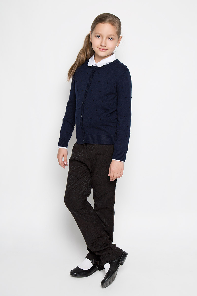 КардиганAW15GS122A-20/AW15GS122B-20 КардиганAW15GS122A-20/AW15GS122B-20Стильный кардиган для девочки Nota Bene идеально подойдет для школы и повседневной носки. Изготовленный из вискозы с добавлением шерсти и нейлона, он мягкий и приятный на ощупь, не сковывает движения и позволяет коже дышать, не раздражает даже самую нежную и чувствительную кожу ребенка, обеспечивая ему наибольший комфорт. Модель с длинными рукавами и круглым вырезом горловины застегивается спереди на пуговицы. Низ изделия, манжеты, горловина и планка с пуговицами связаны резинкой. Кардиган оформлен принтом в виде выпуклых горошин. Классический крой позволяет создавать деловые образы в сочетании с рубашками и водолазками. Такой кардиган - хорошая альтернатива пиджаку в прохладное время года. Являясь важным атрибутом школьной моды, он обеспечивает тепло и комфорт.