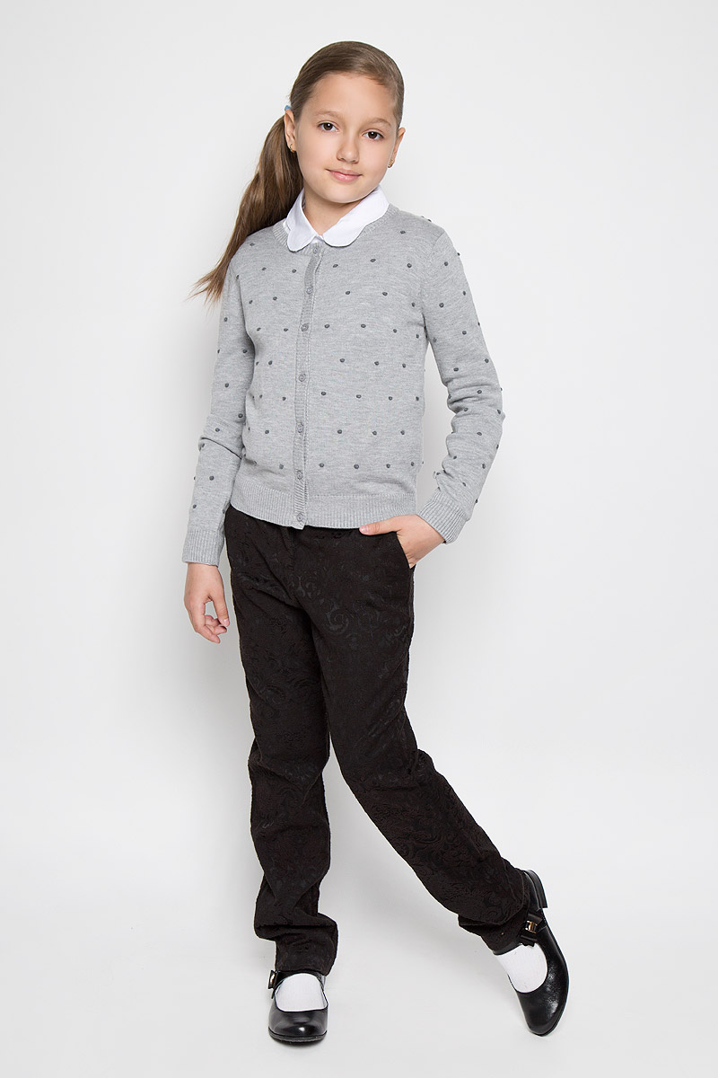 КардиганAW15GS122A-20/AW15GS122B-20 КардиганAW15GS122A-20/AW15GS122B-20Стильный кардиган для девочки Nota Bene идеально подойдет для школы и повседневной носки. Изготовленный из вискозы с добавлением шерсти и нейлона, он мягкий и приятный на ощупь, не сковывает движения и позволяет коже дышать, не раздражает даже самую нежную и чувствительную кожу ребенка, обеспечивая ему наибольший комфорт. Модель с длинными рукавами и круглым вырезом горловины застегивается спереди на пуговицы. Низ изделия, манжеты, горловина и планка с пуговицами связаны резинкой. Кардиган оформлен принтом в виде выпуклых горошин. Классический крой позволяет создавать деловые образы в сочетании с рубашками и водолазками. Такой кардиган - хорошая альтернатива пиджаку в прохладное время года. Являясь важным атрибутом школьной моды, он обеспечивает тепло и комфорт.