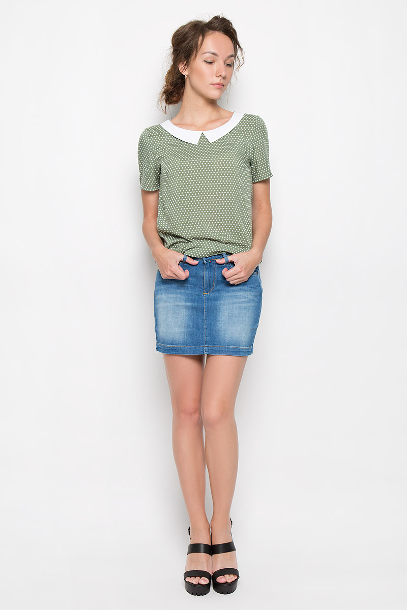 Юбка13126_Blue denim BR.1 str., w.medium Юбка13126_Blue denim BR.1 str., w.mediumЭффектная юбка F5 выполнена из хлопка с добавлением эластана, она обеспечит вам комфорт и удобство при носке. Юбка-мини застегивается на металлическую пуговицу по поясу и имеет ширинку на застежке- молнии, а также шлевки для ремня. Спереди модель дополнена двумя втачными карманами и небольшим накладным кармашком, а сзади двумя большими накладными карманами. В среднем шве юбки обработан небольшой разрез. Изделие оформлено эффектом искусственного состаривания денима: легкие потертости. Модная юбка-мини выгодно освежит и разнообразит ваш гардероб. Классический фасон и оригинальное оформление этой юбки сделают ваш образ непревзойденным.