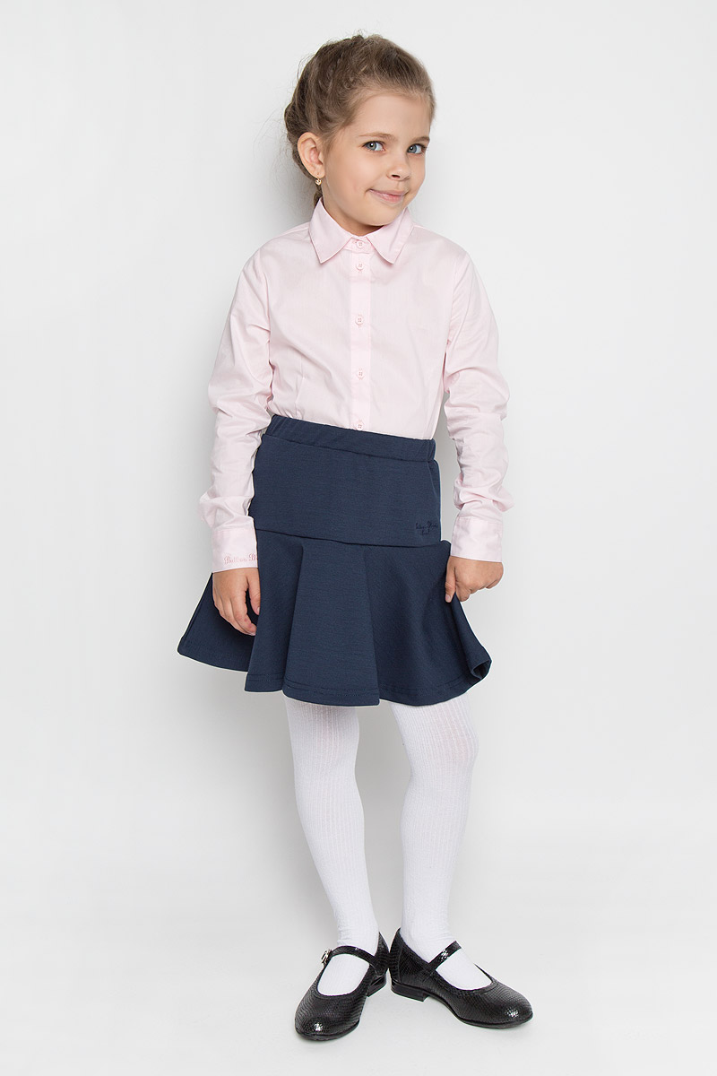 Юбка215BBGS5501 Юбка215BBGS5501Стильная юбка для девочки Button Blue идеально подойдет для школьных будней и праздников. Изготовленная из высококачественного материала с добавлением спандекса, она необычайно мягкая и приятная на ощупь, не сковывает движения и позволяет коже дышать, не раздражает даже самую нежную и чувствительную кожу ребенка, обеспечивая ему наибольший комфорт. Юбка трапециевидного силуэта Годе на талии имеет широкий эластичный пояс. Спереди изделие оформлено небольшой вышивкой в виде названия бренда. В сочетании с любым верхом эта юбка выглядит строго, красиво, и очень эффектно.