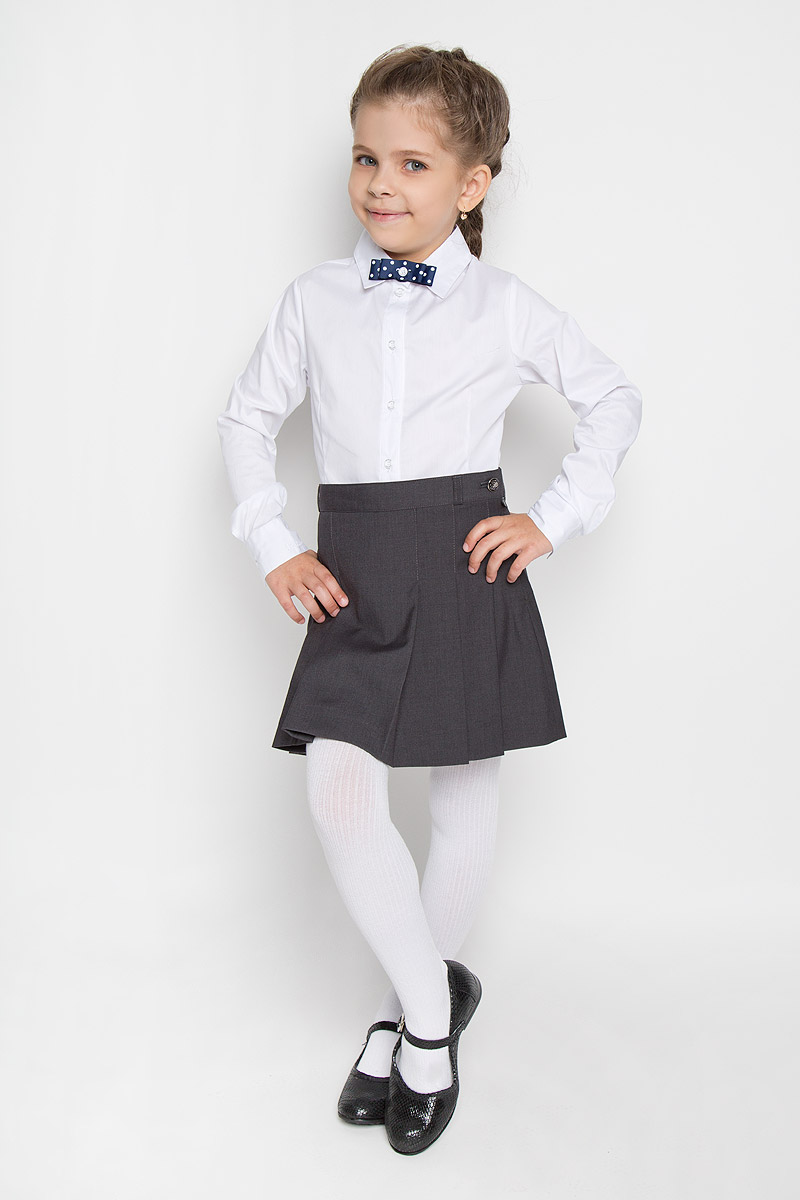 Блузка215BBGS2204 Блузка215BBGS2204Стильная блуза для девочки Button Blue идеально подойдет для школы. Изготовленная из хлопка с добавлением нейлона и эластана, она необычайно мягкая и приятная на ощупь, не сковывает движения и позволяет коже дышать, не раздражает даже самую нежную и чувствительную кожу ребенка, обеспечивая ему наибольший комфорт. Блузка приталенного кроя с длинными рукавами и отложным воротничком застегивается на пуговички. Низ модели по бокам закруглен. Рукава дополнены широкими манжетами на пуговицах. На груди модель украшена оригинальным бантиком, оформленным гороховым принтом, который пристегивается на пуговицу. Правый рукав оформлен небольшой вышивкой с названием бренда. Такая блуза - незаменимая вещь для школьной формы, отлично сочетается с юбками, брюками и сарафанами.
