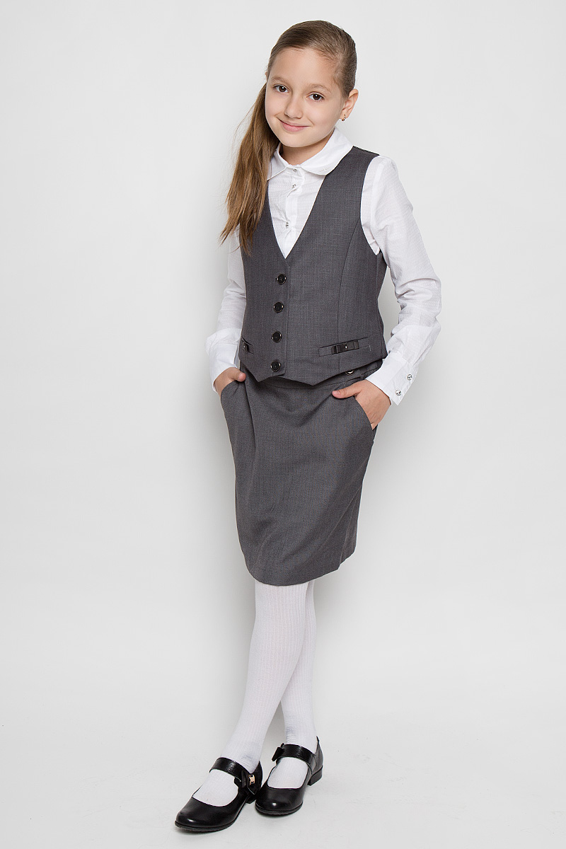 ЖилетAW15GS143A-20/AW15GS143B-20 ЖилетAW15GS143A-20/AW15GS143B-20Классический жилет для девочки Nota Bene идеально подойдет для школы. Изготовленный из высококачественного материала, он мягкий и приятный на ощупь, не сковывает движения и хорошо пропускает воздух, обеспечивая ребенку комфорт. Жилет с V-образным вырезом горловины застегивается на пуговицы по всей длине. Сзади предусмотрен поясок с металлической пряжкой, обеспечивающий идеальную посадку по фигуре. Спереди имеется имитация карманов. Изделие украшено атласными бантиками со стразами. Являясь важным атрибутом школьной моды, жилет подчеркнет деловой имидж ученицы, придавая ей уверенность.