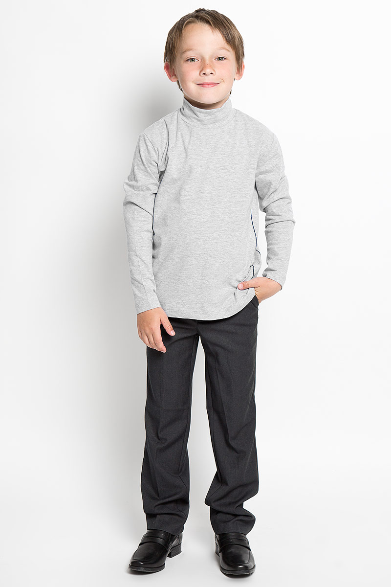 ВодолазкаAW15BS313A-1/AW15BS313B-1 ВодолазкаAW15BS313A-1/AW15BS313B-1Практичная водолазка для мальчика Nota Bene идеально подойдет вашему ребенку, как для школы, так и для повседневной носки. Изготовленная из хлопка с добавлением эластана, она мягкая и приятная на ощупь, не сковывает движения и позволяет коже дышать, не раздражает даже самую нежную и чувствительную кожу ребенка, обеспечивая ему наибольший комфорт. Классическая однотонная модель с длинными рукавами дополнена воротником-стойкой и оформлена контрастной отстрочкой. В такой водолазке вашему юному мужчине будет удобно и комфортно.