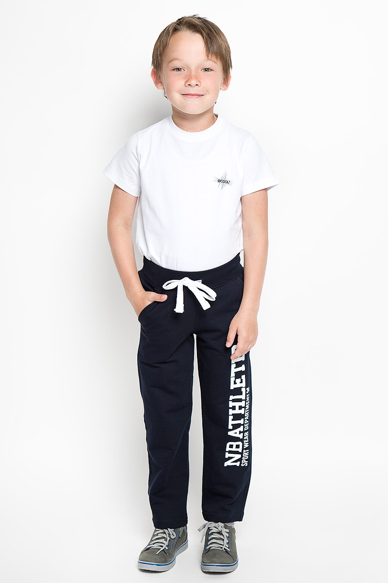 Брюки для мальчика. AW15BS317A-29AW15BS317A-29 Брюки для мальчика. AW15BS317A-29AW15BS317A-29Удобные брюки для мальчика Nota Bene идеально подойдут вашему ребенку для отдыха, прогулок или занятий спортом. Изготовленные из хлопка с добавлением лайкры, они необычайно мягкие и приятные на ощупь, не сковывают движения и позволяют коже дышать, не раздражают даже самую нежную и чувствительную кожу ребенка, обеспечивая наибольший комфорт. Брюки спортивного стиля на талии имеют широкий эластичный пояс, благодаря чему, они не сдавливают живот ребенка и не сползают. Объем талии регулируется с помощью шнурка-кулиски. Спереди изделие дополнено двумя втачными карманами с косыми срезами, а сзади небольшим накладным карманом. Модель оформлена принтовой надписью на левой брючине. Такие брюки станут модным и стильным предметом детского гардероба.