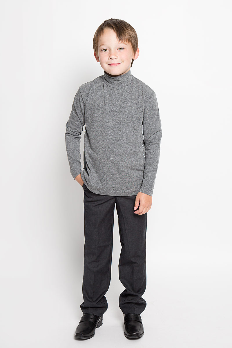 ВодолазкаAW15BS313A-1/AW15BS313B-1 ВодолазкаAW15BS313A-1/AW15BS313B-1Практичная водолазка для мальчика Nota Bene идеально подойдет вашему ребенку, как для школы, так и для повседневной носки. Изготовленная из хлопка с добавлением эластана, она мягкая и приятная на ощупь, не сковывает движения и позволяет коже дышать, не раздражает даже самую нежную и чувствительную кожу ребенка, обеспечивая ему наибольший комфорт. Классическая однотонная модель с длинными рукавами дополнена воротником-стойкой и оформлена контрастной отстрочкой. В такой водолазке вашему юному мужчине будет удобно и комфортно.