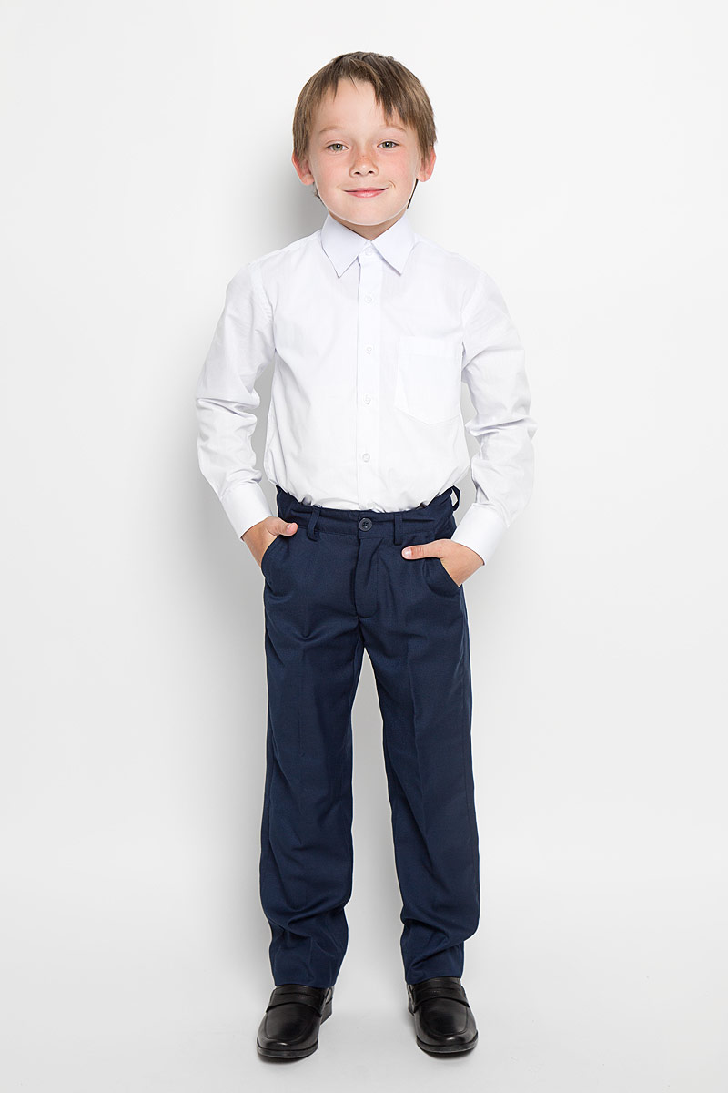 Брюки215BBBS6301 Брюки215BBBS6301Классические брюки для мальчика Button Blue - основа повседневного школьного гардероба. Изготовленные из высококачественного костюмного полотна, они необычайно мягкие и приятные на ощупь, не сковывают движения и позволяют коже дышать, не раздражают даже самую нежную и чувствительную кожу ребенка, обеспечивая ему наибольший комфорт. Брюки прямого покроя с заутюженными стрелками на талии застегиваются на пластиковую пуговицу и имеют ширинку на застежке-молнии и шлевки для ремня. С внутренней стороны предусмотрена скрытая эластичная резинка на пуговицах. Спереди брюки дополнены двумя втачными карманами с косыми краями, а сзади - двумя прорезными карманами. Эта универсальная модель подходит под различные варианты пиджаков, джемперов и водолазок.