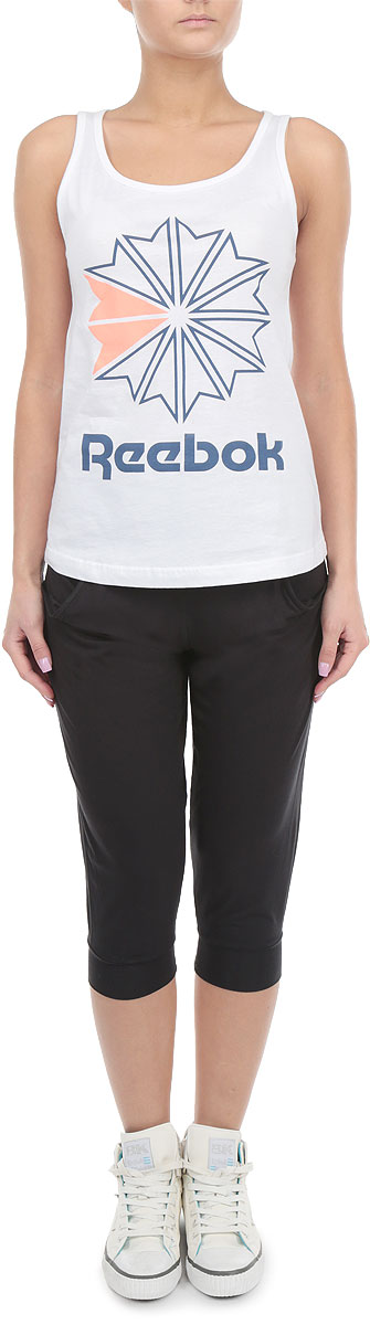 БриджиZ89833 БриджиZ89833Женские бриджи Reebok Studio Yoga Q4 Capri, выполненные из искусственного шелка с добавлением эластана, идеально подойдут для активного отдыха и занятий спортом. Материал очень мягкий и приятный на ощупь, не сковывает движения и хорошо вентилируется. Эластичные плоские швы изделия обеспечивают комфорт и не вызывают раздражений. Бриджи на талии имеют широкий эластичный пояс. Спереди предусмотрены два втачных кармана. Низ брючин дополнен широкими манжетами. Оформлено изделие небольшой термоаппликацией с логотипом бренда. Такая модель подарит вам комфорт и станет отличным дополнением к вашему гардеробу.