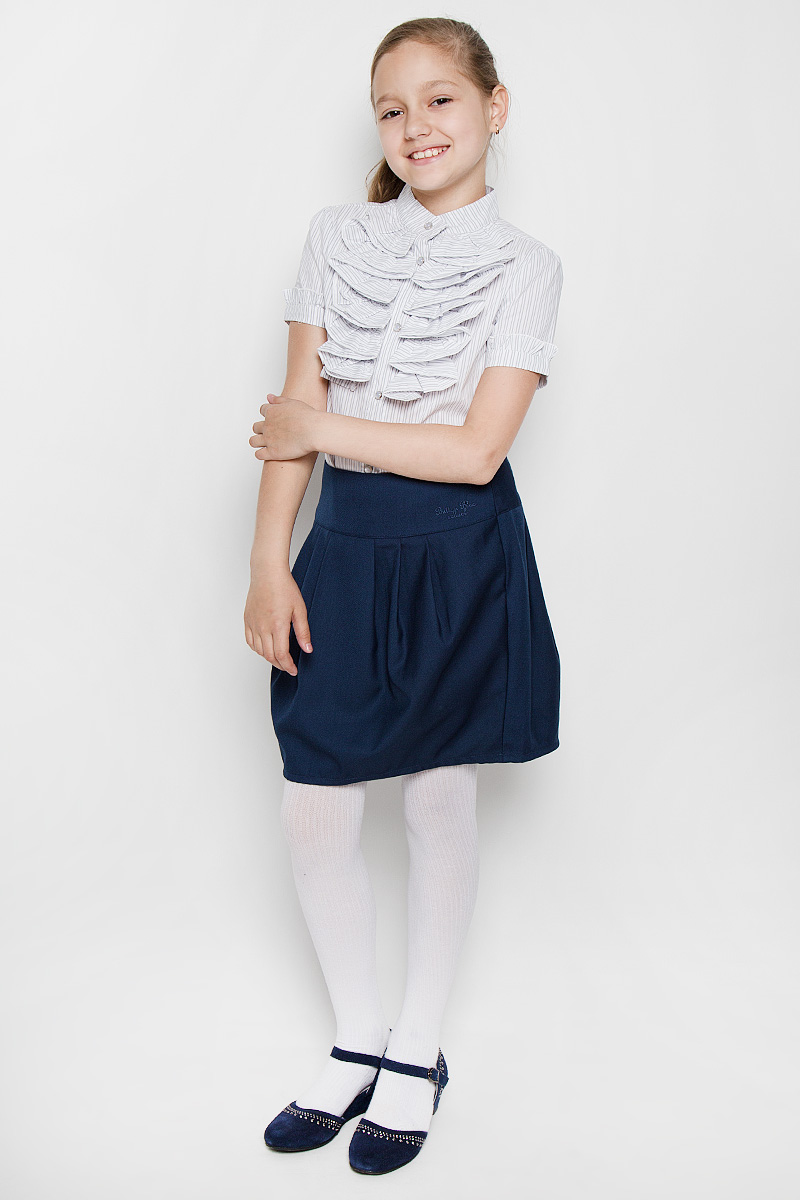 БлузкаAW15GS253A-20/AW15GS253B-20 БлузкаAW15GS253A-20/AW15GS253B-20Блузка для девочки Nota Bene, выполненная из эластичного хлопка с добавлением вискозы, станет отличным дополнением к школьному гардеробу. Изделие не сковывает движения и хорошо пропускает воздух, обеспечивая наибольший комфорт. Блузка с воротником-стойкой и короткими рукавами-фонариками застегивается на пуговицы по всей длине. Спереди и по краям рукавов модель украшена оборками. Оформлено изделие принтом в полоску. Блузка отлично сочетается с юбками и брюками. В ней вашей принцессе всегда будет уютно и комфортно!