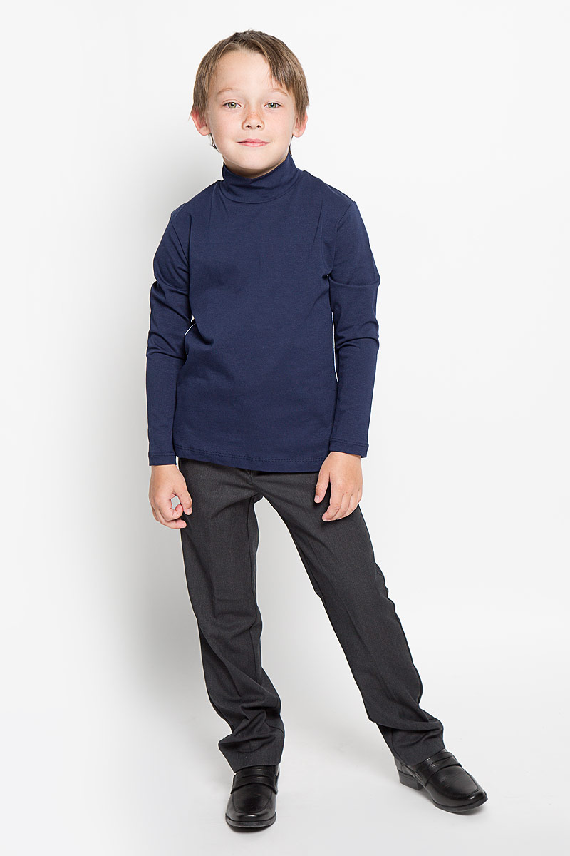 ВодолазкаAW15BS313A-1/AW15BS313B-1 ВодолазкаAW15BS313A-1/AW15BS313B-1Практичная водолазка для мальчика Nota Bene идеально подойдет вашему ребенку, как для школы, так и для повседневной носки. Изготовленная из хлопка с добавлением эластана, она мягкая и приятная на ощупь, не сковывает движения и позволяет коже дышать, не раздражает даже самую нежную и чувствительную кожу ребенка, обеспечивая ему наибольший комфорт. Классическая однотонная модель с длинными рукавами дополнена воротником-стойкой и оформлена контрастной отстрочкой. В такой водолазке вашему юному мужчине будет удобно и комфортно.