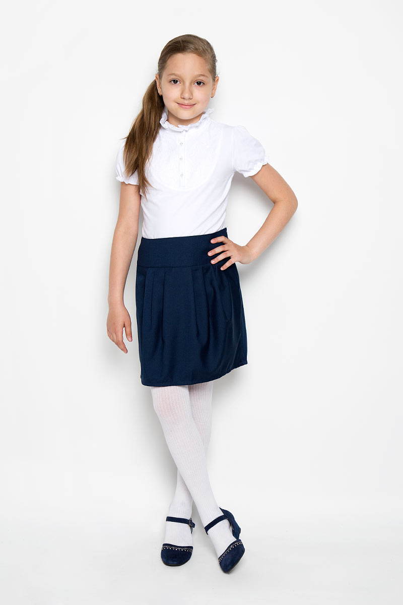 Юбка215BBGS6101 Юбка215BBGS6101Стильная юбка для девочки Button Blue идеально подойдет для школы и повседневной носки. Изготовленная из высококачественного материала, она необычайно мягкая и приятная на ощупь, не сковывает движения малышки и позволяет коже дышать, не раздражает даже самую нежную и чувствительную кожу ребенка, обеспечивая ему наибольший комфорт. Юбка на широком поясе, сбоку застегивается на потайную застежку-молнию. Крупные складки спереди и сзади обеспечивают комфортный свободный силуэт. Классический фасон юбки традиционно является основой школьного гардероба девочки, создавая привычный образ скромной, серьезной, аккуратной ученицы. Такая юбка - незаменимая вещь для школьной формы, отлично сочетается с блузками и пиджаками.