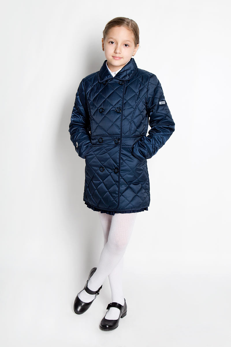 Куртка для девочки. 364004364004 Куртка для девочки. 364004364004Стильная удлиненная куртка для девочки Scool идеально подойдет для ребенка в прохладную погоду. Модель изготовлена из полиэстера. Изделие легкое, удобное и комфортное в носке. В качестве утеплителя используется полиэстер, который отлично сохраняет тепло. Куртка с отложным воротником застегивается на пластиковые пуговицы с ветрозащитной планкой для лучшей защиты ребенка от ветра. Спереди расположены два прорезных кармана. Сзади на линии талии расположена эластичная резинка. На куртке предусмотрены небольшие светоотражающие элементы для безопасности ребенка в темное время суток. Модная куртка станет замечательным дополнением к детскому гардеробу. В ней маленькая принцесса всегда будет в центре внимания!
