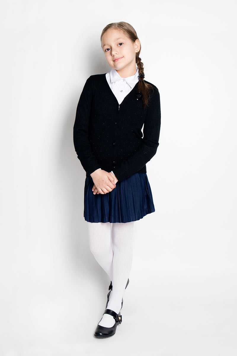 Кофта для девочки. SSG-56472SSG-56472_10 Кофта для девочки. SSG-56472SSG-56472_10Элегантная вязаная кофта для девочки Silver Spoon идеально подойдет для школы. Изготовленная из высококачественного материала с добавлением вискозы, она необычайно мягкая и приятная на ощупь, не сковывает движения и позволяет коже дышать, не раздражает даже самую нежную и чувствительную кожу ребенка, обеспечивая ему наибольший комфорт. Нейлон играет роль смягчающего волокна и гарантирует комфортную посадку модели на фигуре. Кофта с длинными рукавами и V-образным вырезом горловины спереди застегивается на оригинальные пуговицы-бусины. Украшена модель мелкими бусинами, а также брошкой в виде цветочка из бусин и пайеток. Такая кофта - незаменимая вещь для школьной формы, отлично смотрится с юбками, брюками и сарафанами, удачно сочетает в себе красоту и практичность!